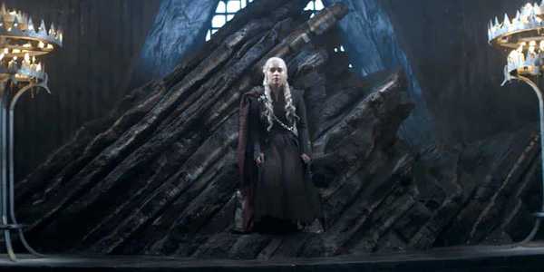 Emilia Clarke com Daenerys Targaryen em cena de Game of Thrones da HBO