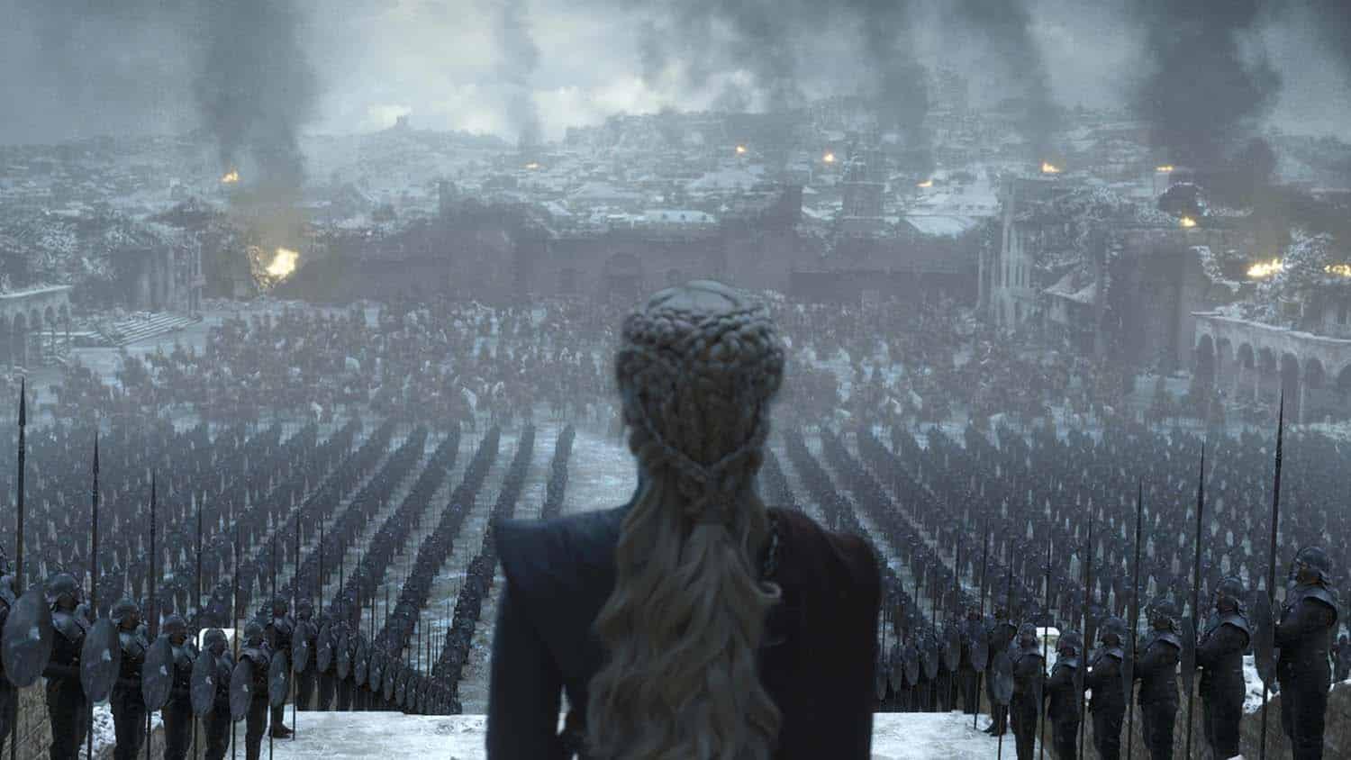 Daenerys encara Porto Real em chamas em cena do seriado Game of Thronres, 8a temporada