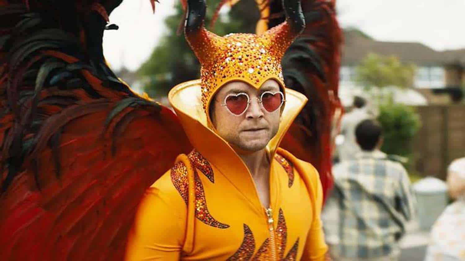 Taron Egerton como Elton John em cena do filme Rocketman