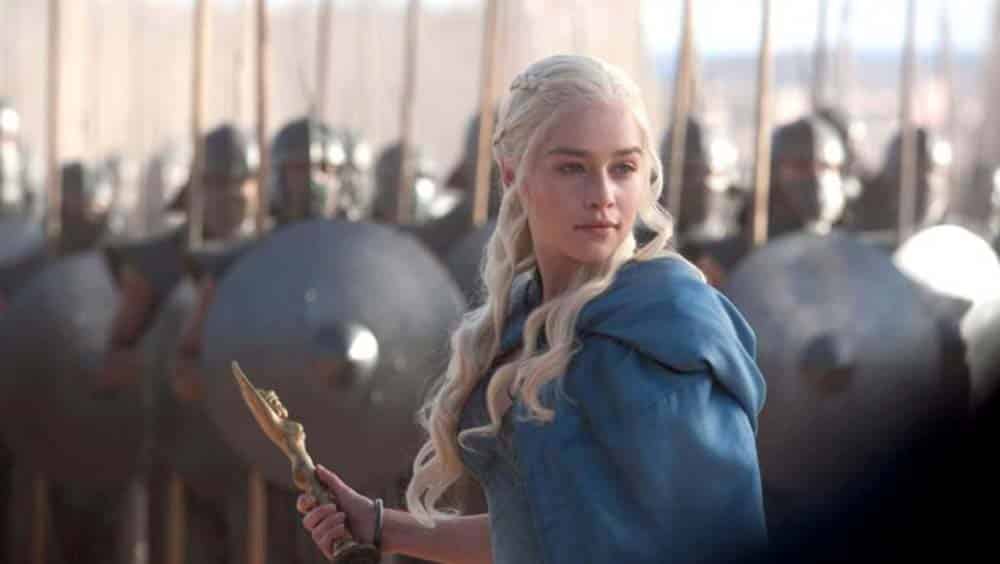 Emilia Clarke no papel de Daenerys Targaryen à frente de seus Imaculados em cena de Game of Thrones da HBO